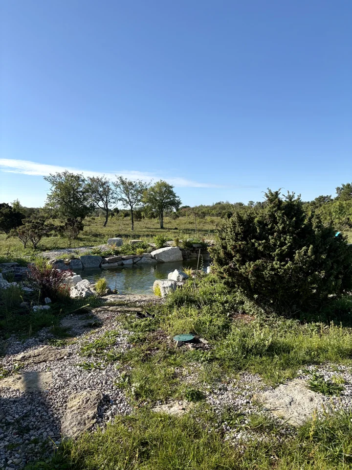 Gången ned till poolen med Gotlands öppna landskap bakom